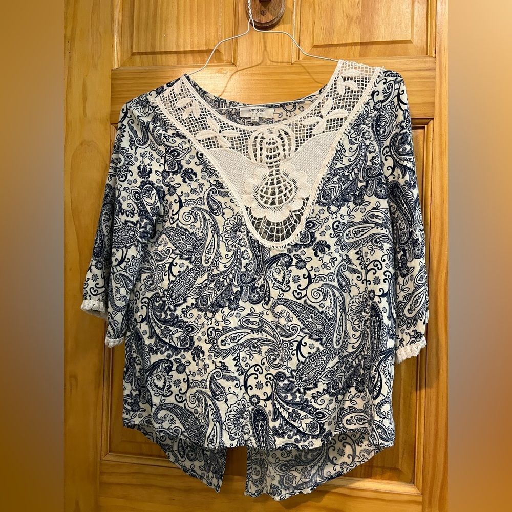 Gorgeous blue and white print blouse by Umgee size small